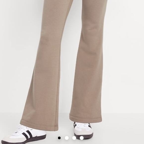 Old Navy chocolate malted High-Waisted Fleece-Lined Fashion Flare Leggings - Picture 4 of 12